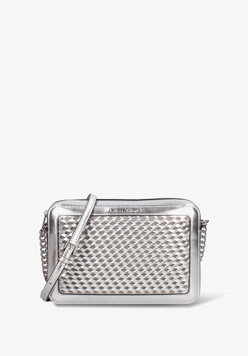 Borsa a mano argento con trama intrecciata, forma rettangolare e tracolla a catena. Accenti metallici lisci valorizzano il design. Chiusura con cerniera nella parte superiore.