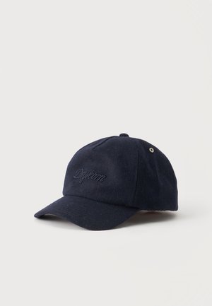 Casquette de baseball noire avec une visière courbée et un texte de logo brodé à l’avant, sur un fond clair uni.