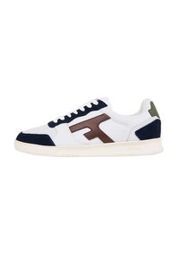 Sneaker in pelle bianca con dettagli blu navy, logo marrone e linguetta sul tallone verde oliva. Punta rotonda e sezioni in mesh testurizzato.