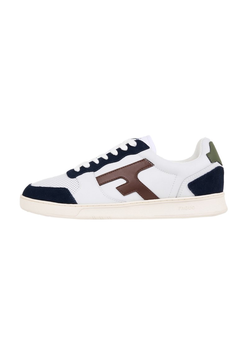 Sneaker in pelle bianca con dettagli blu navy, logo marrone e linguetta sul tallone verde oliva. Punta rotonda e sezioni in mesh testurizzato.