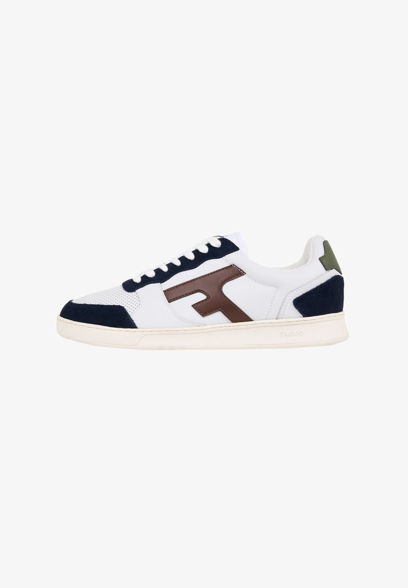 Sneaker in pelle bianca con dettagli blu navy, logo marrone e linguetta sul tallone verde oliva. Punta rotonda e sezioni in mesh testurizzato.