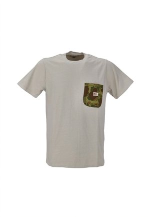 T-shirt beige a maniche corte realizzato in cotone, con una tasca camouflage sul lato sinistro e un piccolo etichetta con il marchio.
