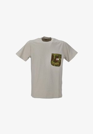 T-shirt beige a maniche corte realizzato in cotone, con una tasca camouflage sul lato sinistro e un piccolo etichetta con il marchio.