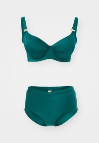 Teal bikinit set vključuje oblikovano spodnje perilo z žičkami ter zložljive naramnice, v kombinaciji z visokimi hlačkami, ki imajo prepognjen pas.