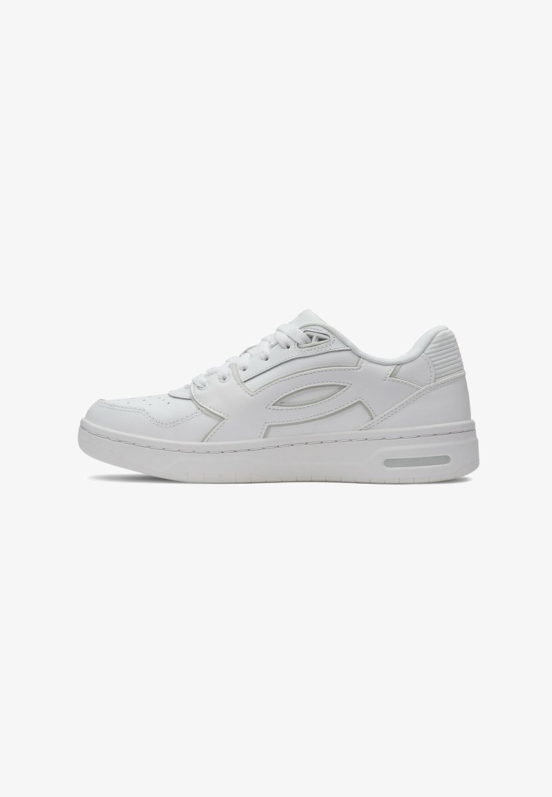 Zapatillas deportivas blancas de cuero con diseño de perfil bajo, punta redondeada, detalles texturizados y una unidad de aire visible en el talón.