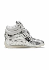 Μπότα τύπου sneaker με ψηλό πάνω μέρος και λαμπερό ασημί μεταλλικό φινίρισμα, άσπρο επενδυμένο κολάρο στον αστράγαλο, κορδόνια και λουράκι με βέλκρο σε σχεδόν λευκή σόλα.