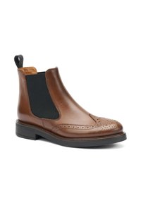 Botín Chelsea de cuero marrón con un acabado texturizado, paneles laterales elásticos, detalles de brogue en la punta y suela de goma negra.