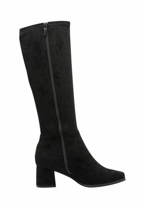 Schwarze knöchelhohe Stiefel aus Wildleder, mit einem seitlichen Reißverschluss und einem klobigen Absatz. Die Zehenpartie ist spitz und mit minimalen Nähdetails versehen.