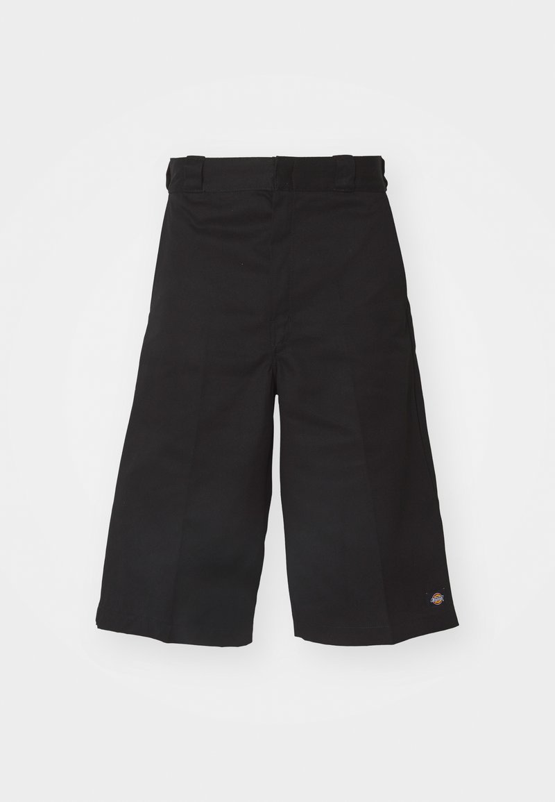 Pantaloni corti neri a gamba larga realizzati in tessuto resistente. Presentano una texture liscia e un piccolo logo sull'orlo. Quattro passanti per cintura sulla vita.