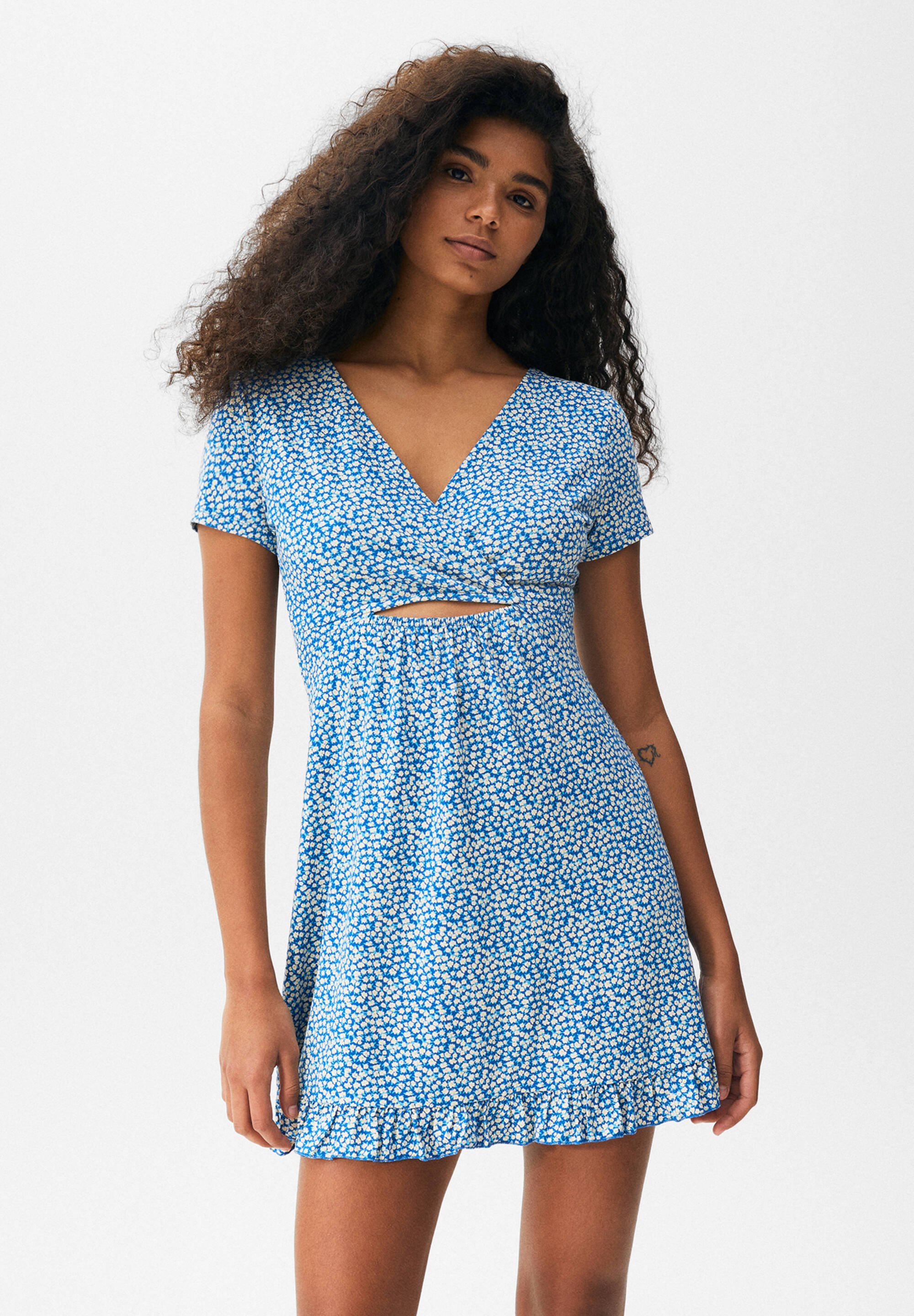 PULL\u0026BEAR FLORAL SHORT SLEEVE WITH CUT 