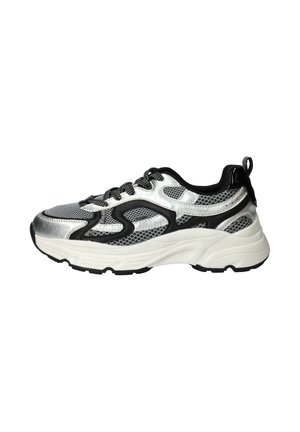 Baskets avec une tige en maille argentée brillante, des accents noirs, des panneaux texturés et une semelle blanche rembourrée. Comprend des lacets noirs et un onglet au talon.