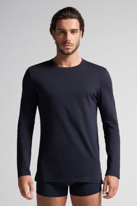 Dunkelblaues Langarm-Shirt aus weichem Material, mit Rundhalsausschnitt und geradem Saum. Figurbetonter Schnitt mit minimalen Nähten. Ideal zum Layering.