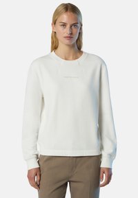 Felpa bianca con collo rotondo, polsini e orlo a costine, presenta un logo minimalista "NORTH SAILS" in beige chiaro. Tessuto morbido, vestibilità rilassata.