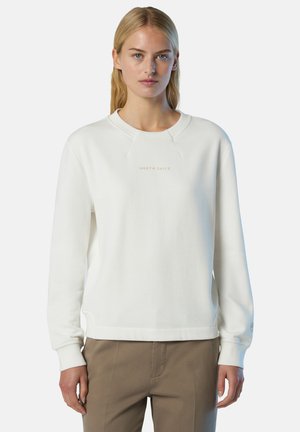 Felpa bianca con collo rotondo, polsini e orlo a costine, presenta un logo minimalista "NORTH SAILS" in beige chiaro. Tessuto morbido, vestibilità rilassata.