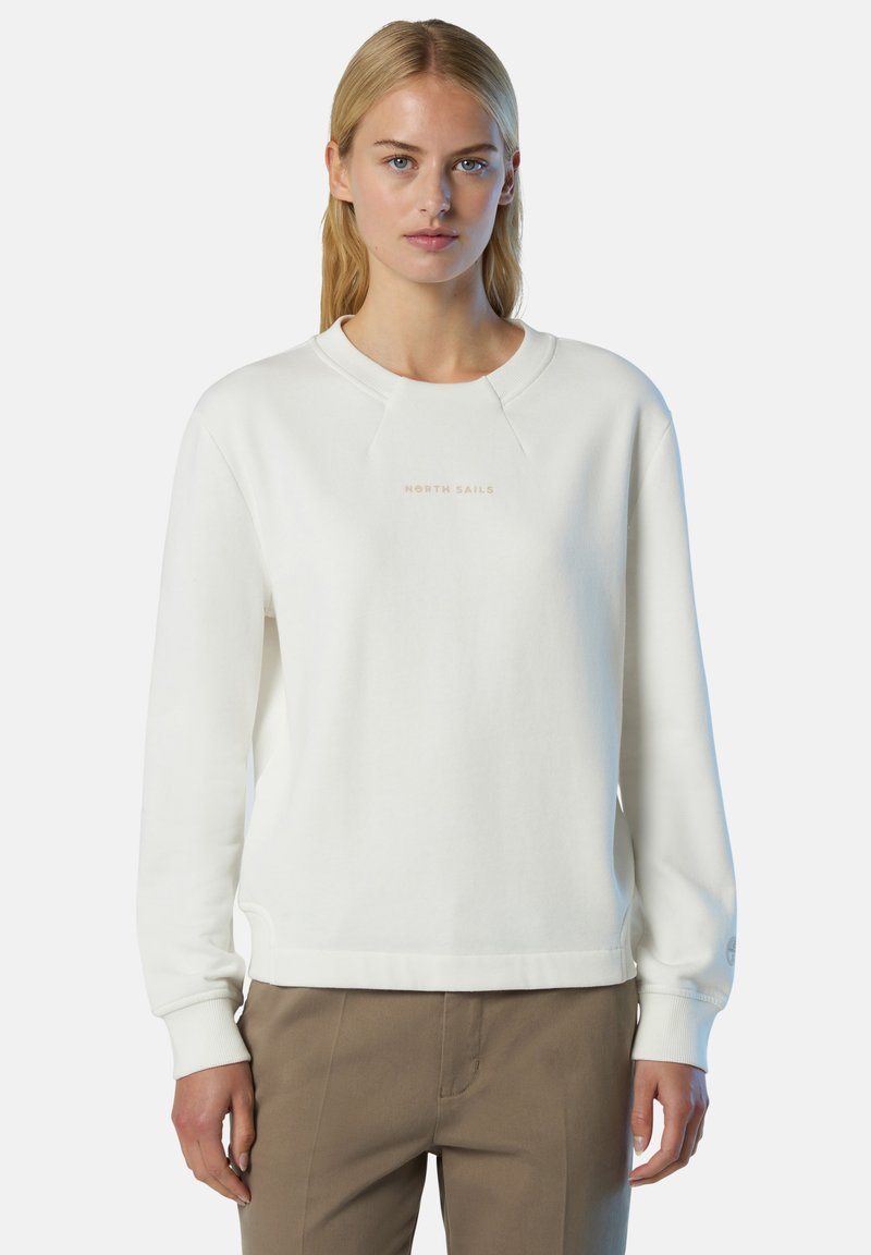 Felpa bianca con collo rotondo, polsini e orlo a costine, presenta un logo minimalista "NORTH SAILS" in beige chiaro. Tessuto morbido, vestibilità rilassata.