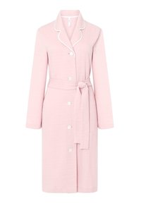 Bata de botones rosa con una superficie texturizada, con ribetes blancos en el cuello y los puños, cintura con cinturón y mangas largas.