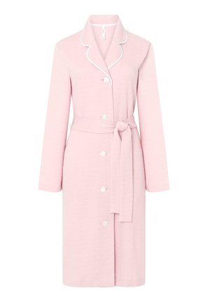 Bata de botones rosa con una superficie texturizada, con ribetes blancos en el cuello y los puños, cintura con cinturón y mangas largas.