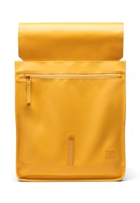 Sac à dos jaune à rabat rond fabriqué en matériau lisse et durable. Il comprend une poche avant zippée et un accent de marque en bas à droite.