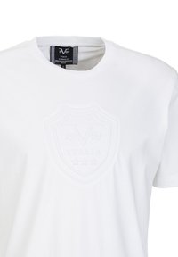 Weißes Baumwoll-T-Shirt mit einem erhabenen Emblem mit "1969," "ITALIA" und drei Sternen. Klassisches Rundhalsausschnittdesign. Weiche Textur.