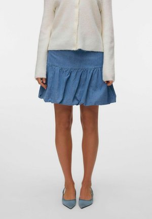 Denim rok met een geplooide, uitlopende slimfit, in een blauwe kleur met een textuurafwerking, gecombineerd met een witte gebreide cardigan.