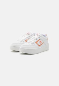 Champion FOUL PLAY PLATFORM  - Ghete baschet - white/rose gold