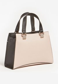 Strukturalna torebka na ramię w beżowym kolorze z czarnymi akcentami, wykonana z gładkiej skóry ekologicznej, z podwójnymi czarnymi uchwytami oraz metalowymi detalami.