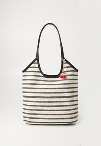 Borsa a spalla a righe con texture intrecciata in nero e crema, con trim nero e un ciondolo con ciliegie rosse attaccato a una catena dorata.