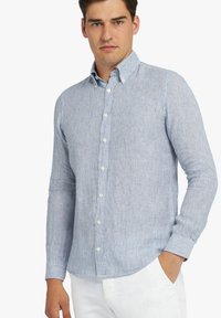 Overhemd met blauwe en witte verticale strepen, gemaakt van lichte stof. Heeft een klassieke kraag en lange mouwen.