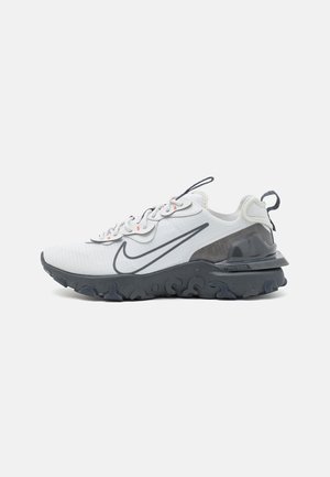 Baskets Nike React blanches et grises avec semelle extérieure noire texturée, design à lacets et languettes au niveau de la langue et du talon, vues de côté extérieur.