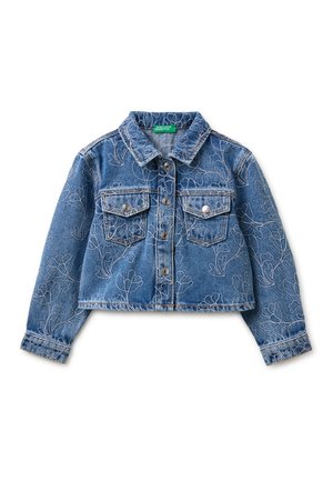 Blaue Jeansjacke mit Knopfleiste, zwei Brusttaschen und weißem Blumenstickmuster auf Ärmeln und Rücken.