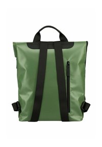 Sac à dos rectangulaire vert imperméable avec des bretelles et des accents noirs. Comprend une poignée supérieure, une poche zippée à l'avant et une texture lisse.