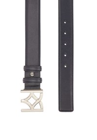 Črn usnjen pas s srebrno geometrijsko sponko, ki ima več lukenj za prilagoditev in gladko teksturo. Dodatki vključujejo šivane robove.