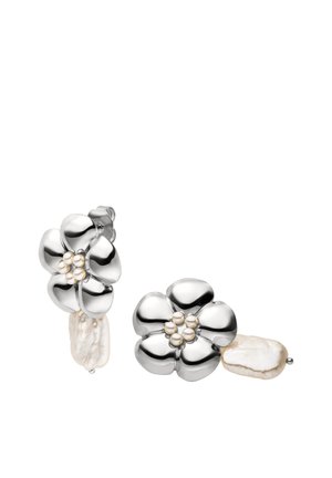 Silberne blumenförmige Ohrringe mit fünf Blütenblättern und kleinen Perlen in der Mitte, jeweils mit einer unregelmäßigen weißen Perle, die darunter hängt.