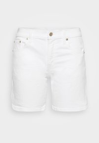 Pantalones cortos de mezclilla blanca con un diseño clásico de cinco bolsillos, herrajes en tono dorado y un corte recto con un acabado limpio en el dobladillo.