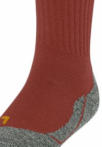 Czerwona skarpetka w wzory z szarym, teksturowanym fragmentem na palcach, charakteryzująca się ryżowym wzorem i pomarańczowymi detalami po bokach.