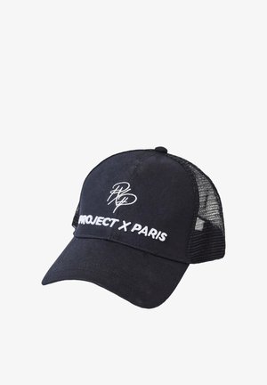 Cappellino trucker nero in mesh con testo ricamato bianco "PROJECT X PARIS" e logo stilizzato "PxP" sul pannello frontale.