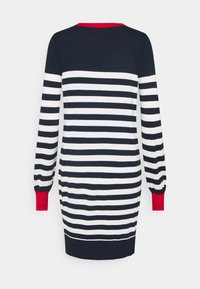Robe-pull rayée bleu marine et blanche à manches longues, avec un col rouge et des accents rouges sur les manches ; en matière tricotée et coupe décontractée.