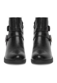 Czarne skórzane botki za kostkę z dwoma poziomymi paseczkami i klamrami, okrągłym noskiem oraz płaską gumową podeszwą. Gładka faktura z błyszczącym wykończeniem.