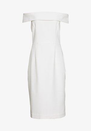 Robe blanche mi-longue, style épaules dénudées, avec corsage ajusté et détails subtils de coutures sur un fond uni.