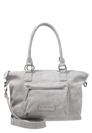 Hellgraue, strukturierte Lederhandtasche mit zwei Griffen, vorderer Reißverschlusstasche und abnehmbarem Schulterriemen vor weißem Hintergrund.