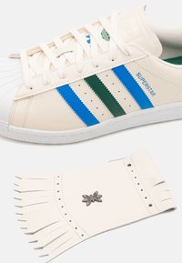 adidas Golf ROLLING LINKS SUPERSTAR SPIKELESS GOLFSCHUH UNISEX - Golfo batai - chalk white/collegiate green/blue bird