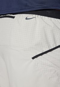 Nike Performance SECONDSUNRISE - Sporta šorti - lt iron ore/black