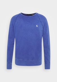 Sudadera azul de manga larga, con puños acanalados, escote redondo y un pequeño logo blanco en el pecho. Material suave de mezcla de algodón.