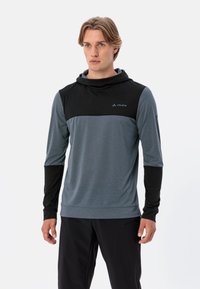 Maglietta con cappuccio a maniche lunghe in blu-grigio con dettagli neri. Tessuto morbido e leggero con pannelli a contrasto sulle spalle e sulle maniche.