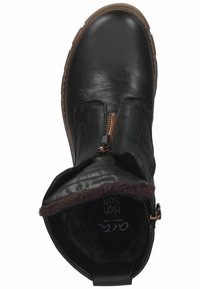 Musta nahkasaapas nilkalle ruskealla kumipohjalla, vetskari kiinnitys ja tekokarvalining ylhäällä. Sisämerkinnässä lukee "High Soft since 1949."