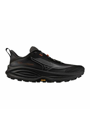 Scarpa da corsa atletica nera con suola spessa, tomaia in mesh, linguetta sul tallone e logo Vibram sulla suola, vista dal lato esterno.