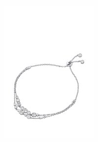 Pulsera de plata con múltiples cadenas, que presenta cristales transparentes de diferentes tamaños dispuestos en una línea curva, asegurada con un cierre deslizante.