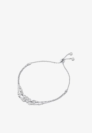 Bracciale argento con più catene, caratterizzato da cristalli trasparenti di diverse dimensioni disposti in una linea curva, fissato con un clasp scorrevole.