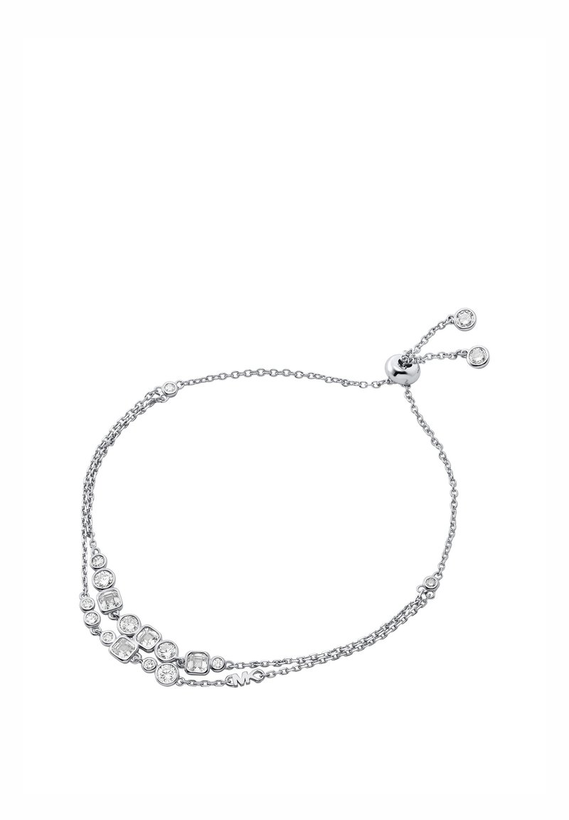 Pulsera de plata con múltiples cadenas, que presenta cristales transparentes de diferentes tamaños dispuestos en una línea curva, asegurada con un cierre deslizante.