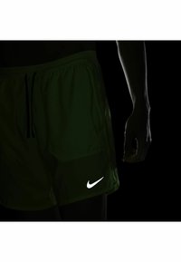 Nike Performance STRIDE SHORT - Calções desportivos - ghost green midnight navy midnight navy